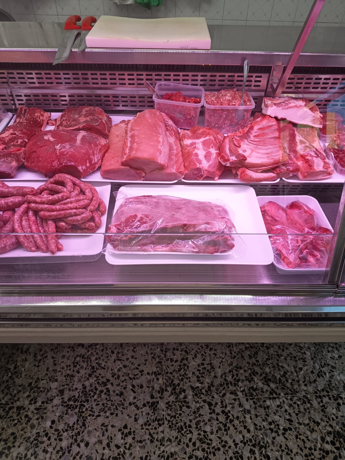 Bandeja de vitrina con carne roja lista para la venta