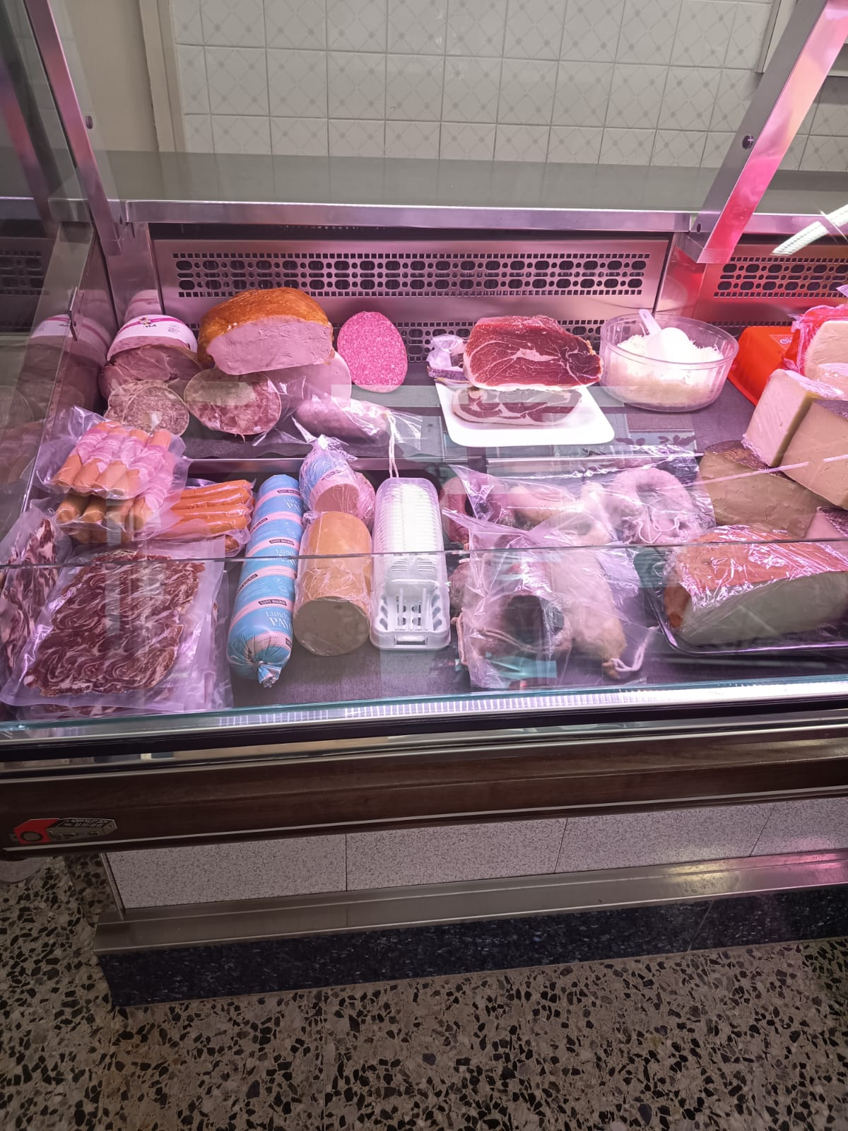 Bandeja de vitrina con carnes procesadas, salchichas y hamburguesas